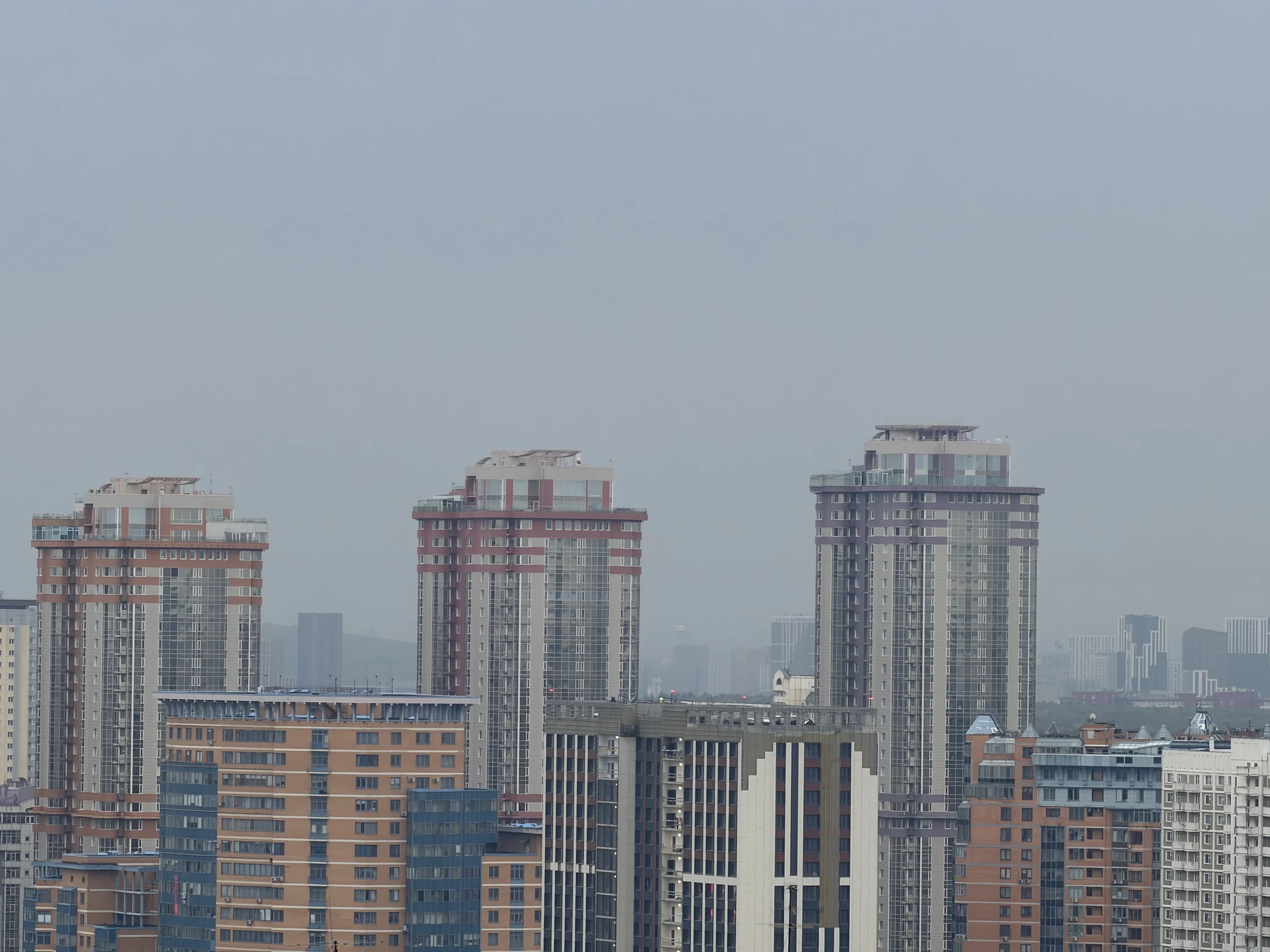 Жилые башни в плотной городской застройке Москвы